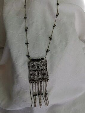 Handcrafted necklace with a traditional Indian pendant and magnificent chain